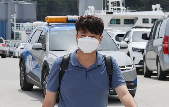 이준석 국민의힘 대표가 지난달 27일 경북 울릉군 사동항 여객터미널에서 선박 탑승을 위해 이동하고 있다. 연합뉴스